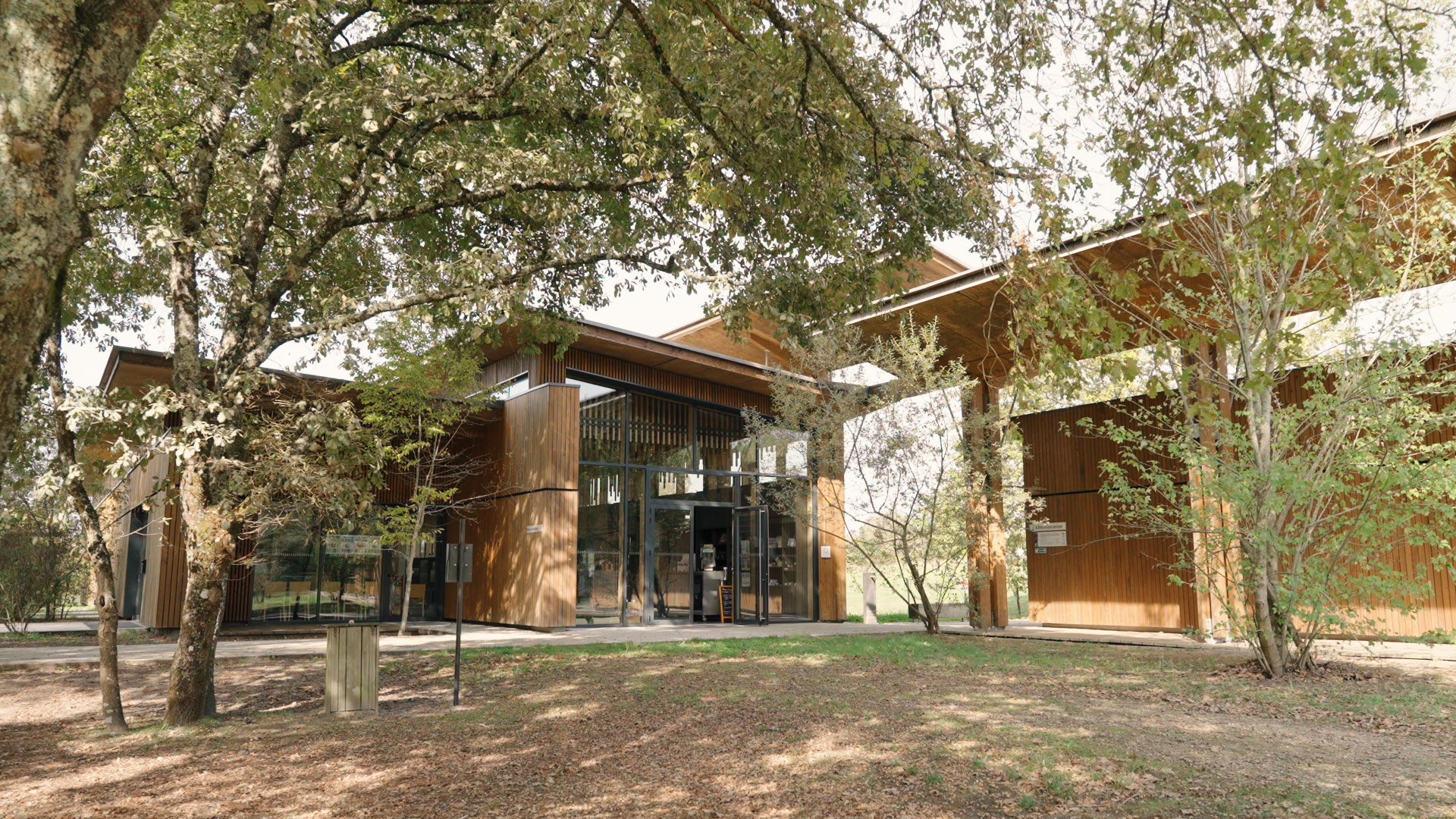 Le bâtiment d'accueil pour informer et sensibiliser le public
